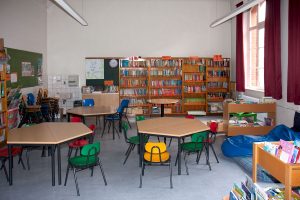 Bücherwand in der Bibliothek